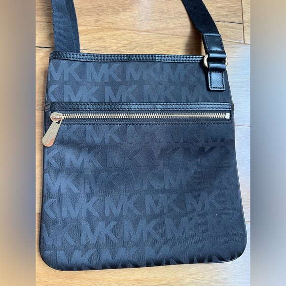 Michael Kors crossbody - Picture 2 of 7